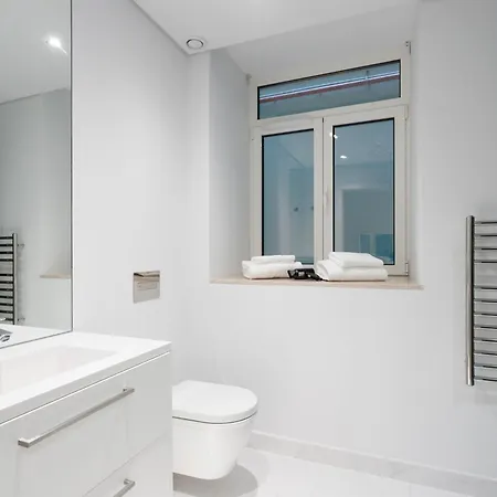 ゲストハウス Boulevard Bedrooms 4*